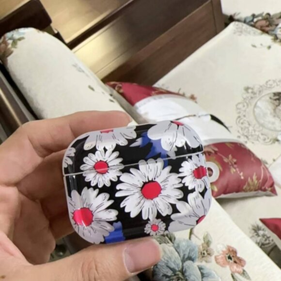 Bold Daisy Print Earbud Case - Picture 2 of 2